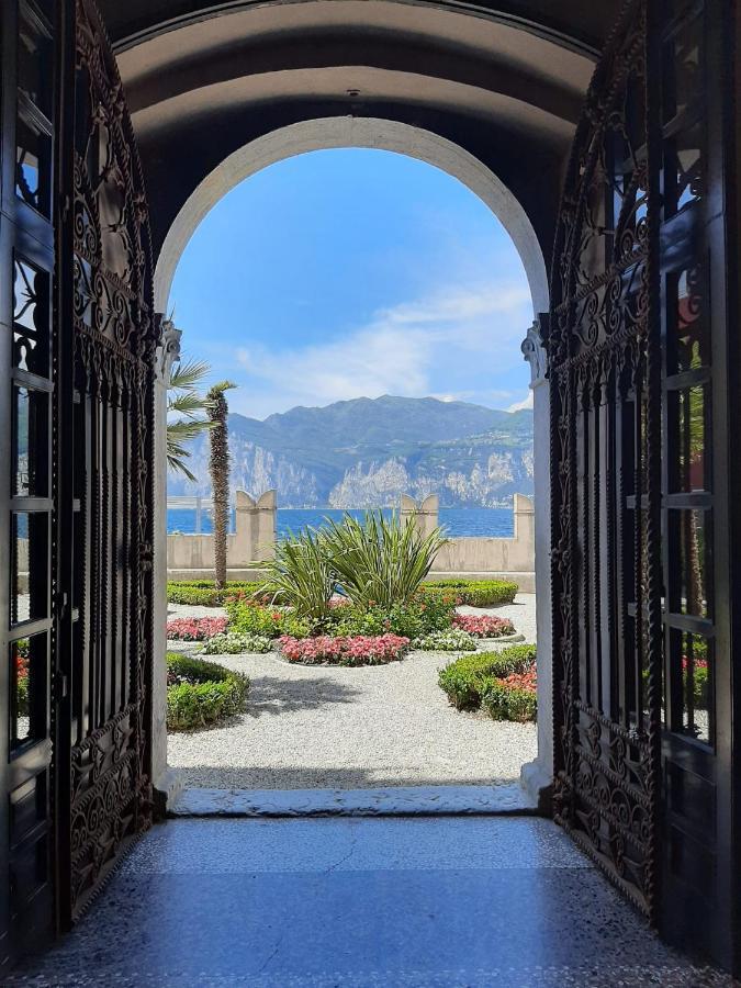 Villa Sul Lago Con Pontile Privato A Brenzone Sul Garda - Unique And Exclusive エクステリア 写真